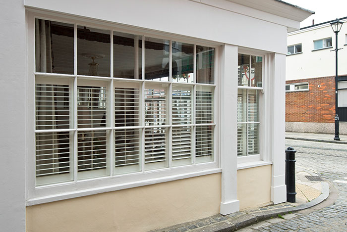 https://www.strawberryshutters.co.uk/wp-content/uploads/2021/12/style-cafe-image-2.jpg